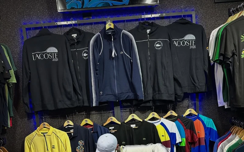 Araras de roupas de grife importadas na Mr.stor